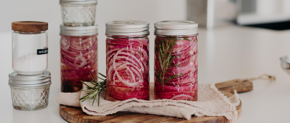 Pinke Zwiebel im Glas