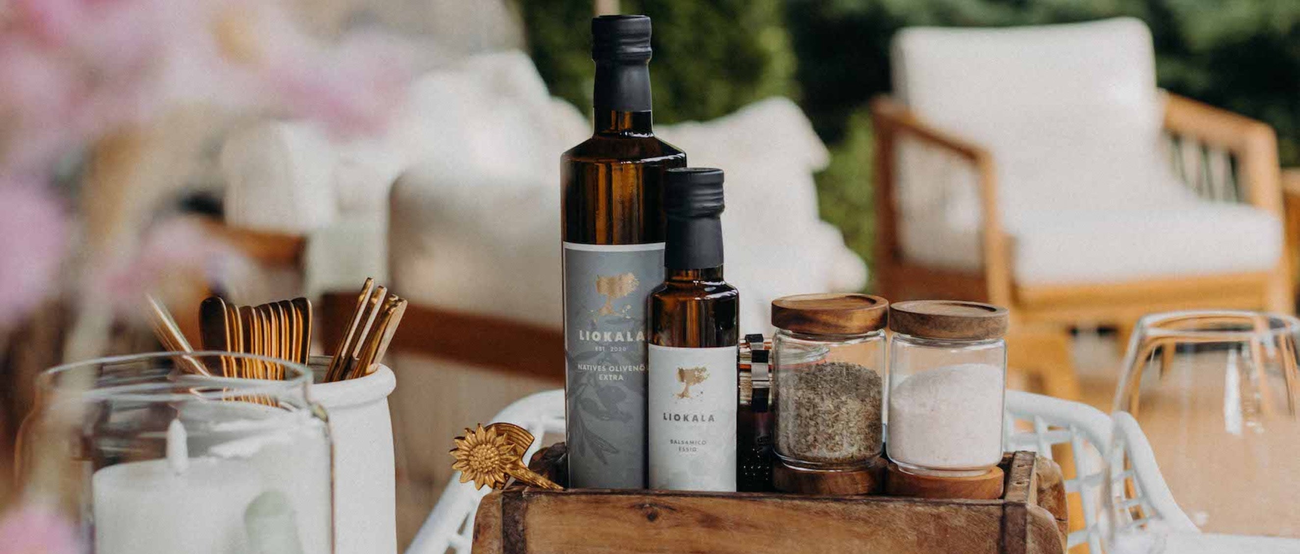 Ziegelform mit Olivenöl und Essig